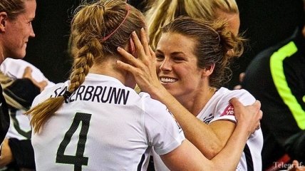 Поцелуй чемпионки: футболистка сборной США поцеловала свою девушку на трибуне