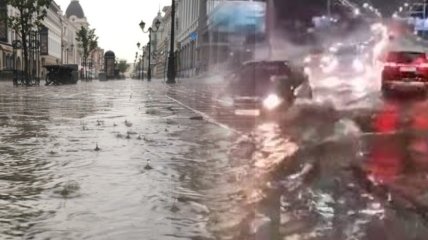 Водой покрылись и дороги и тротуары