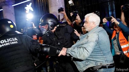Полиция применила силу против протестующих в Барселоне