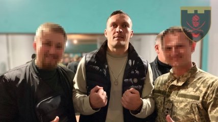 Александр Усик посетил украинских бойцов