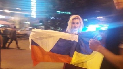 В центре Киева "туристы" фотографировались с российским флагом: видео