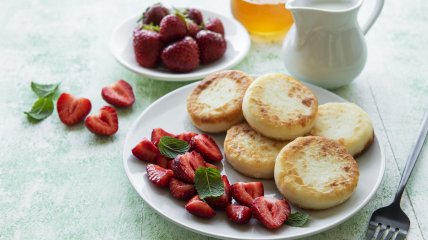 Як приготувати домашні сирники з манкою - рецепт