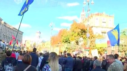 В Киеве проходит многолюдный марш ко Дню защитника Украины (видео)