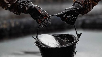 Эксперты: Цены на нефть "подскочат" после атаки на нефтебазы в Саудовской Аравии