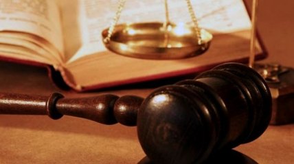 Суд арестовал двух крымских экс-прокуроров за вымогательство взятки