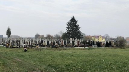 Во Львовской области на кладбище нашли мертвого младенца