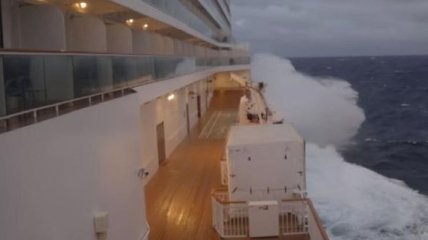 Пассажир попавшего в шторм круизного лайнера выложил кадры удара стихии (Видео)