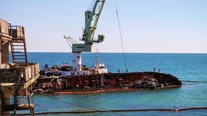 "Злой замысел или просто безумие": владелец танкера Delfi пытался через суд запретить эвакуацию судна