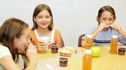 Как выглядит школьный обед в разных странах мира?