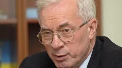 Азаров поручил одеть детей-сирот