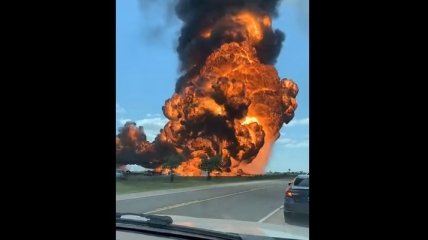 В Техасе "взлетел на воздух" танкер-заправщик: момент впечатляющего взрыва сняли на видео