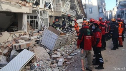 Мощное землетрясение на границе Турции и Ирана: есть погибшие, под завалами остаются люди 