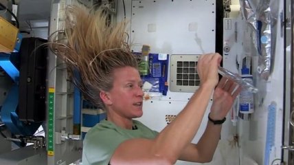 Астронавтка показала, как мыть волосы в невесомости