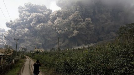 В Индонезии извергается вулкан Синабунг: 8 человек погибло, 3 - пострадали