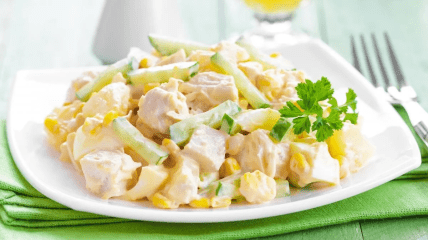 Куриный салат с кукурузой и сухариками
