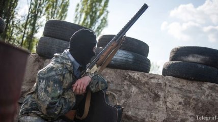 На Луганщине около ста террористов блокируют дорогу и обыскивают автомобили