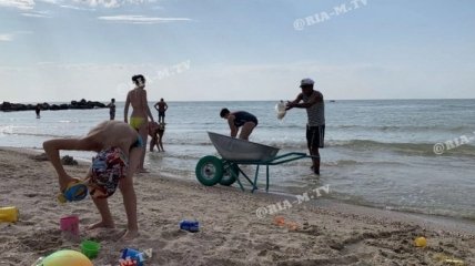 Азовское море атаковали медузы: на пляже в Запорожской области с ними борется экскаватор (фото, видео)