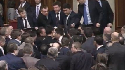 Депутаты подрались в Раде во время выступления Яценюка (Видео)