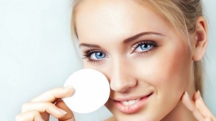 Как правильно очищать кожу вокруг глаз?