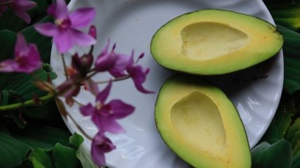 При хранении авокадо учтите пару нюансов