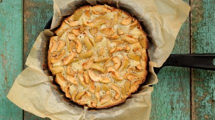 Смачний та неймовірно простий яблучний пиріг на сковороді