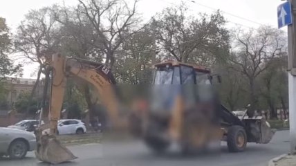 Одесский тракторист прославился, "прошагав" на ковше по улицам, и получил штраф (видео)