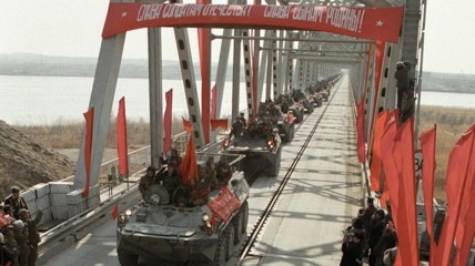 15 лютого 1989 року. Радянські війська повертаються додому. Військова техніка на мосту через річку Амудар'я