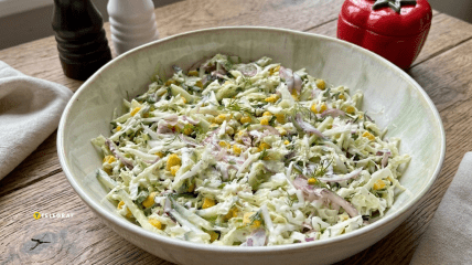 Весняний салат з пекінської капусти та огірків