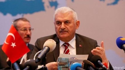 Премьер Турции рассказал о подрывах смертников в аэропорту Стамбула