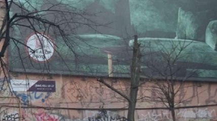 Ради баннера с рекламой спилили магнолию: фото из центра Киева наделало шуму в сети