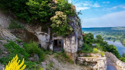 Лядівський скельний монастир - особливості місця