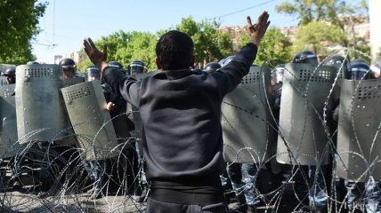 Президент Армении вышел к демонстрантам