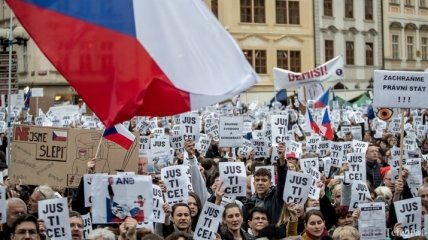 Тысячи жителей Чехии вышли на акции протеста с требованием независимого правосудия