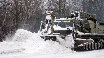 Как военная техника расчищает снег в Украине (Видео)
