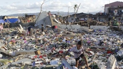 Число жертв тайфуна на Филиппинах превысило 900 человек