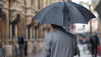 Человек с зонтиком