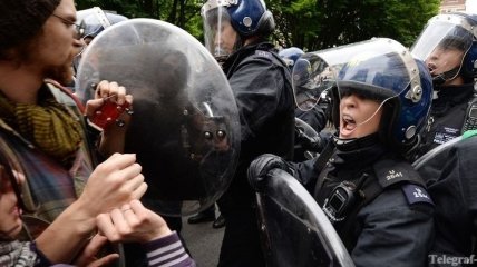 Полиция допрашивает антиглобалистов со вчерашнего митинга