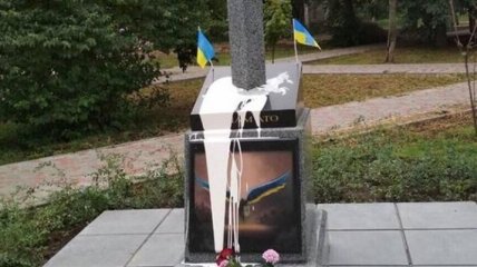 В Киеве облили краской и хотели взорвать памятник воинам АТО