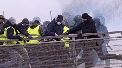 Большинство французов поддерживают прекращение протестов "желтых жилетов"