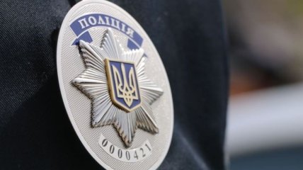 Толпа забросала полицейских в Одессе взрывпакетами и камнями