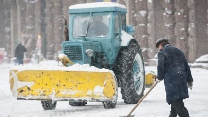 Днепропетровск засыпает снегом: в городе перекрыты дороги
