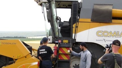 На полевых работах в Мариуполе подорвался трактор 