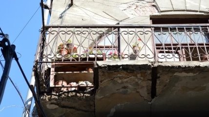 В Ивано-Франковске обвалился балкон с пенсионеркой, когда она поливала цветы
