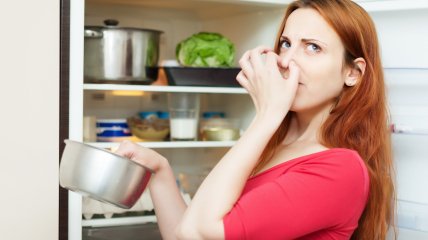 Убрать неприятный запах в холодильнике можно с помощью угля
