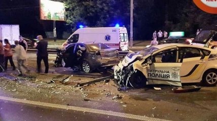 Погоня в Киеве: водитель на скорости врезался в машину полиции