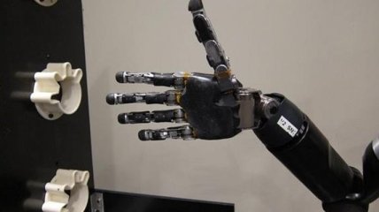 Теперь управлять роботизированной рукой можно силой мысли (Видео)
