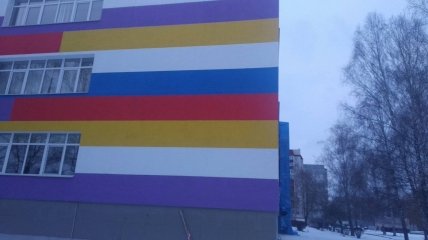 На будівлі школи побачили російський триколор
