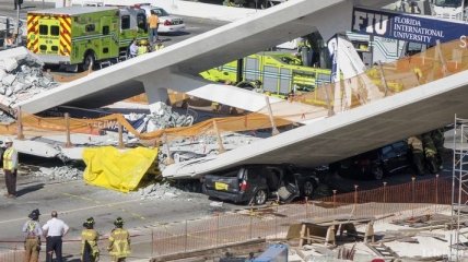 Во Флориде обрушился пешеходный мост: есть погибшие