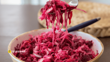 Легкий салат із буряком і квашеною капустою