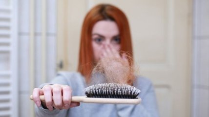 Люди теряют волосы: врачи рассказали об еще одном последствии пандемии коронавируса